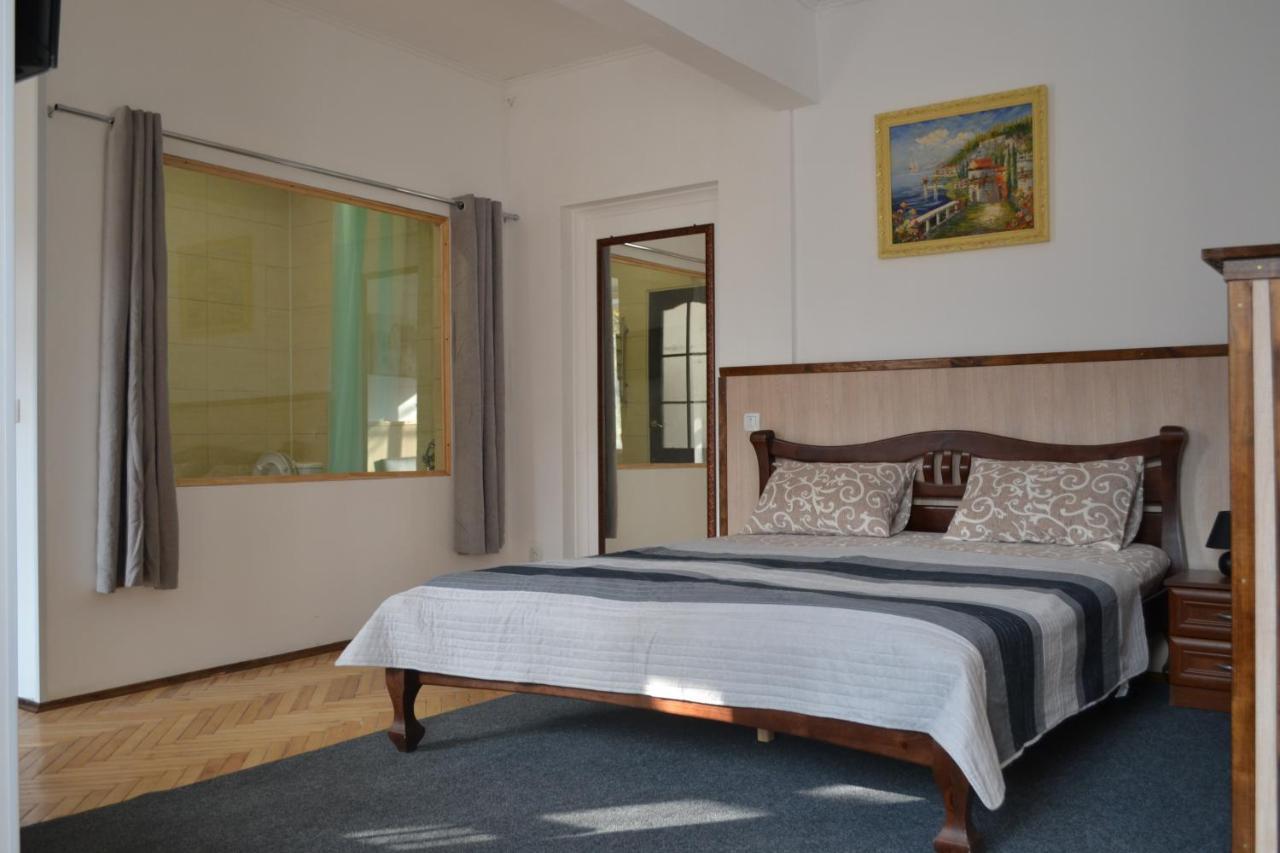 Art Apartment Ternopil Buitenkant foto